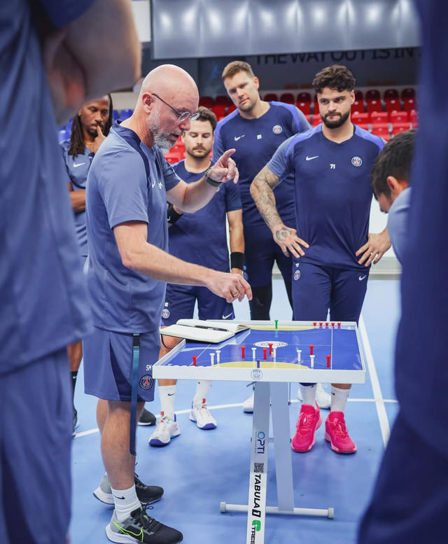 PSG håndboldtræner bruger Tabula1 taktikbordet 