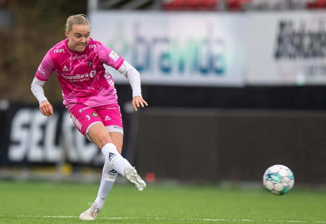 Emma spiller fodbold