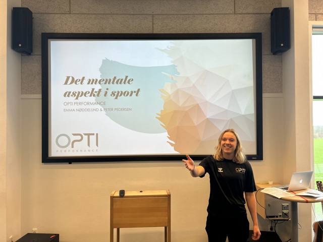 Emma med powerpoint om det mentale aspekt i baggrunden.