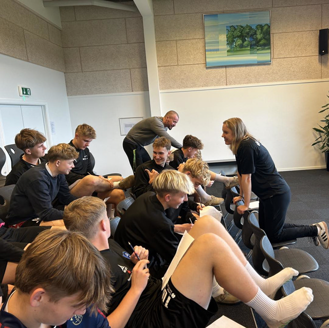 Emma snakker med drenge til mentalt oplæg