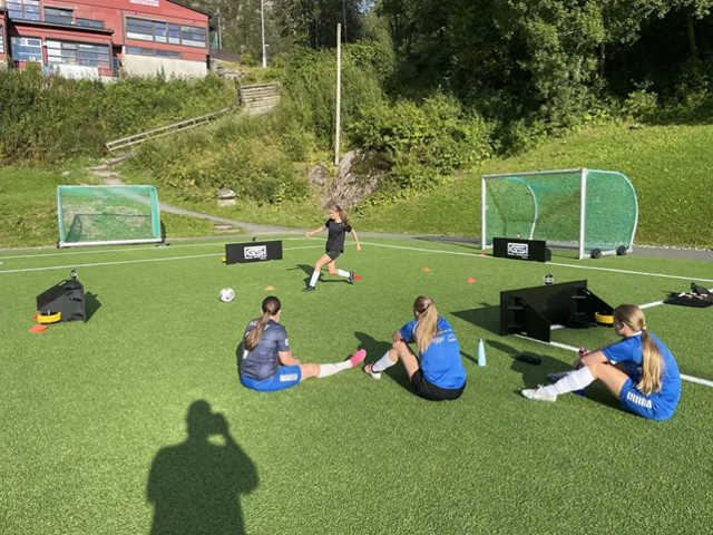 Piger bruger reboundere til OPTI træning